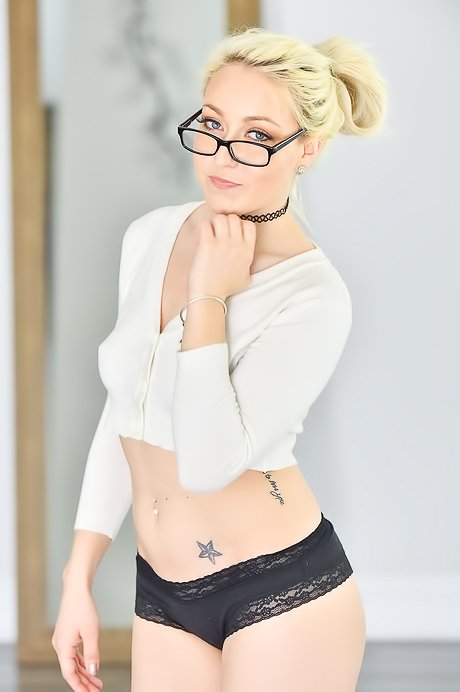 Gorgeous blonde in glasses shows her peachy pussy and perfect ass